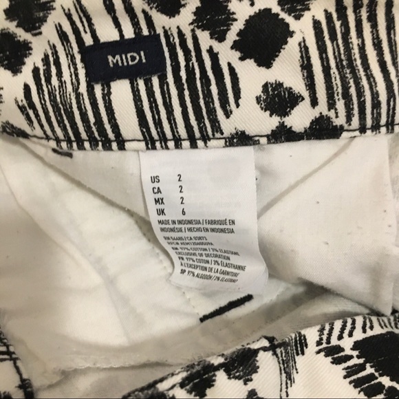 American Eagle Patterned Midi White Shorts - Picture 3 of 3